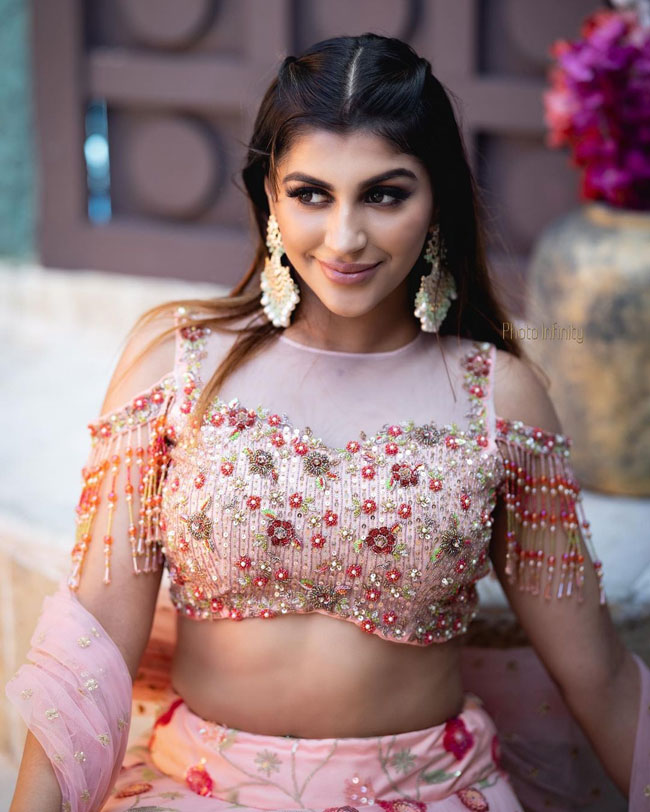 Staggering Poses of Yashikaaannand